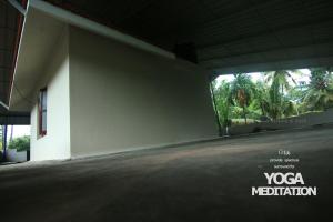 バルカラにあるSilent Villasの側面に大きな窓がある建物