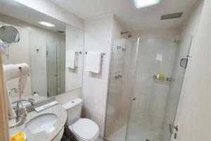 een badkamer met een douche, een toilet en een wastafel bij Charme de Paris Fusion in Brasilia