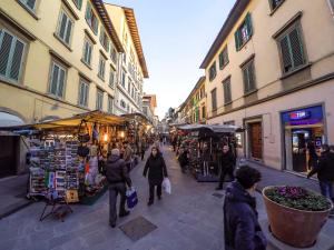 フィレンツェにあるレジデンツァ マルティンの建物を歩く人々