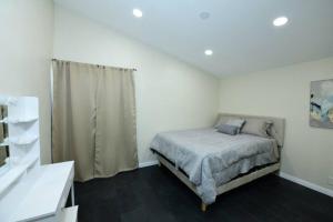 Postel nebo postele na pokoji v ubytování Sunny San Diego, Entire home, Pool, Free Parking, BBQ, Pets allowed, family neighborhood! + 19 fotografií