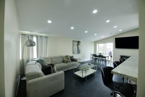 Posezení v ubytování Sunny San Diego, Entire home, Pool, Free Parking, BBQ, Pets allowed, family neighborhood!