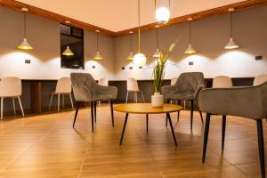 a waiting room with chairs and a table at Hotel California City in Medellín