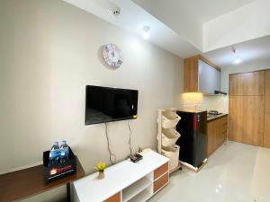 TV a/nebo společenská místnost v ubytování Homey and Cozy Stay Studio Gateway Park LRT City Jatibening Apartment By Travelio
