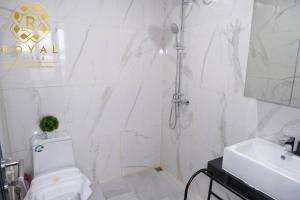Ένα μπάνιο στο Royal Suites Home Villa 3BR with Private Pool - C5 +18 φωτογραφίες