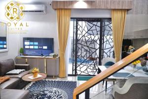 Μια τηλεόραση ή/και κέντρο ψυχαγωγίας στο Royal Suites Home Villa 3BR with Private Pool - C5