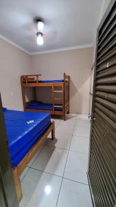 um quarto com uma cama azul e um armário em Area de Lazer L&J 2 em Barretos