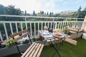una mesa con un plato de comida en el balcón en Happy Holiday in Rome b&b, en Roma