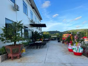 een patio van een gebouw met tafels en stoelen bij Hoàng Đô Hotel in Phu Quoc