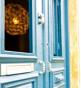 uma porta azul com uma coroa de flores numa janela em Maison Citron em Olhão