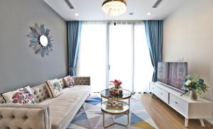 ハノイにあるQMP - Vinhomes Skylakeのソファとテレビのあるリビングルーム