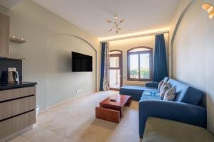 TV a/nebo společenská místnost v ubytování El Gouna 1 Bedroom Apartment west golf ground floor