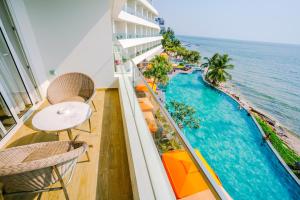 uma varanda com vista para o oceano e uma piscina em Seashells Phu Quoc Hotel & Spa em Duong Dong