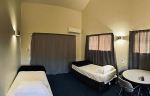 Postel nebo postele na pokoji v ubytování Rayland Epsom Motel