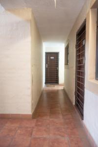 プレトリアにあるPremium Getaway @ la Bella Costaの建物内の空廊