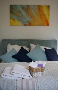 a bed with towels and a basket on top of it at Neue Wohnung im Zentrum in Dresden +7 photos