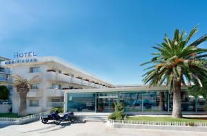 ロスピタレート・デ・リンファントにある4R Meridià Marのホテルの前に2台のオートバイが駐車しています