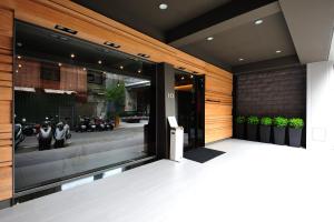 un ingresso a un edificio con una grande porta a vetri di Forward Suites II a Taipei