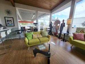 Posezení v ubytování Atomic Motel