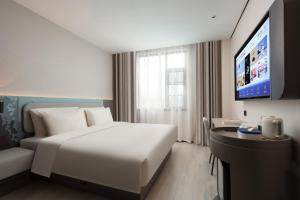 A bed or beds in a room at Atour Light Hotel Zhuji City Center East Huan Cheng Road