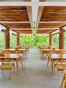 Restaurace v ubytování HeHa Waterfall Suites & Camping Ground