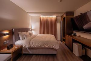 Postel nebo postele na pokoji v ubytování Hotel Yaja Mokpo Peace Square