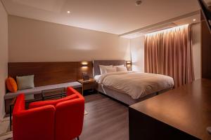 Postel nebo postele na pokoji v ubytování Hotel Yaja Mokpo Peace Square