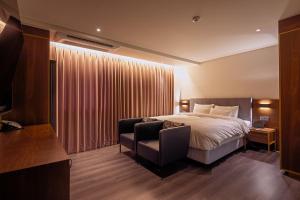 Postel nebo postele na pokoji v ubytování Hotel Yaja Mokpo Peace Square