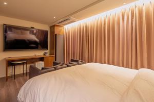TV a/nebo společenská místnost v ubytování Hotel Yaja Mokpo Peace Square