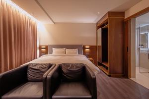 Postel nebo postele na pokoji v ubytování Hotel Yaja Mokpo Peace Square + 31 fotografií