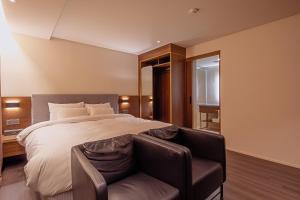 Postel nebo postele na pokoji v ubytování Hotel Yaja Mokpo Peace Square