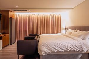 Postel nebo postele na pokoji v ubytování Hotel Yaja Mokpo Peace Square