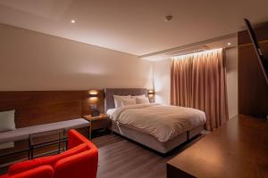 Postel nebo postele na pokoji v ubytování Hotel Yaja Mokpo Peace Square