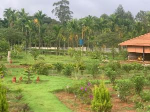 TīrthahalliにあるEden Garden - An Exquisite Home Stayの建物前の植花園