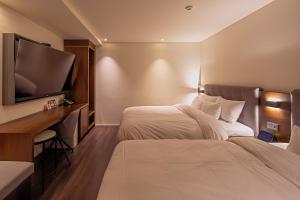 Postel nebo postele na pokoji v ubytování Hotel Yaja Mokpo Peace Square