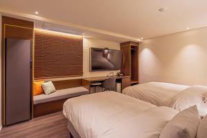 Postel nebo postele na pokoji v ubytování Hotel Yaja Mokpo Peace Square
