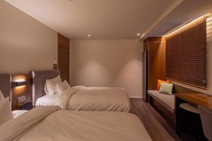 Postel nebo postele na pokoji v ubytování Hotel Yaja Mokpo Peace Square