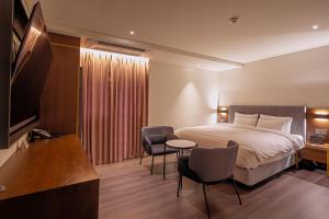 TV a/nebo společenská místnost v ubytování Hotel Yaja Mokpo Peace Square