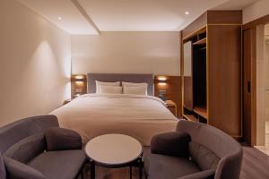 Postel nebo postele na pokoji v ubytování Hotel Yaja Mokpo Peace Square