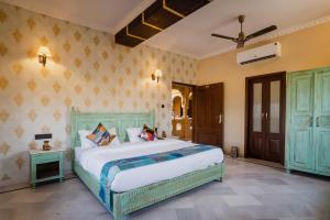 Tempat tidur dalam kamar di K D PALACE - Heritage Hotel On Fort