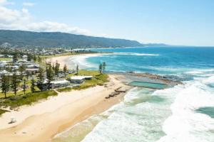 Una vista aérea de una playa con un campo de béisbol. en The White House near beach & shops, en Corrimal