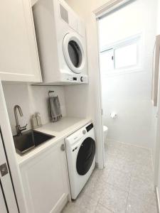 Η κουζίνα ή μικρή κουζίνα στο The White House near beach & shops