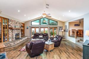 ein Wohnzimmer mit Ledermöbeln und Kamin in der Unterkunft Skyline Lodge- 5 bedrooms with stunning views in Bass Lake + 51 Fotos