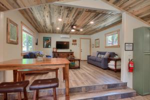 un salon avec une table et un canapé dans l'établissement Beetlebark Bungalow- Inside Yosemite w/ hot tub EV charging cable, à North Wawona