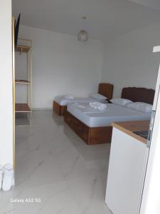 Ένα ή περισσότερα κρεβάτια σε δωμάτιο στο Leli Apartments