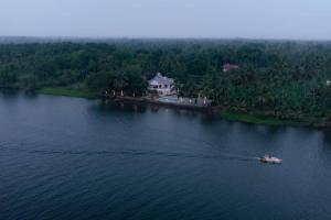 Gallery image of Riveria Portico - River side 6 bedroom private pool Bungalow in Parūr