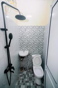 ナゴヤにあるHomestay81 Penuinのトイレと洗面台のある小さなバスルーム