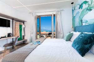 Postel nebo postele na pokoji v ubytování LuMar Luxury Sorrento