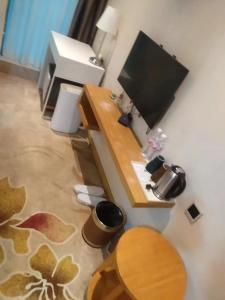 a desk with a computer and a monitor on it at 海岸秀月楼酒店 in Shenzhen