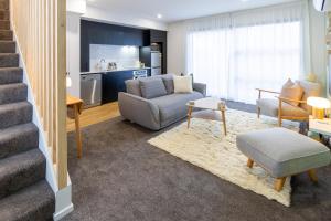 Ruang duduk di Relax in Designer Luxury at Central City Townhouse
