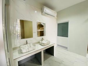 a bathroom with two sinks and a mirror at MellowDee Female Hostel เมลโลดี โฮสเทลหญิง 女旅社 in Ban Kohong